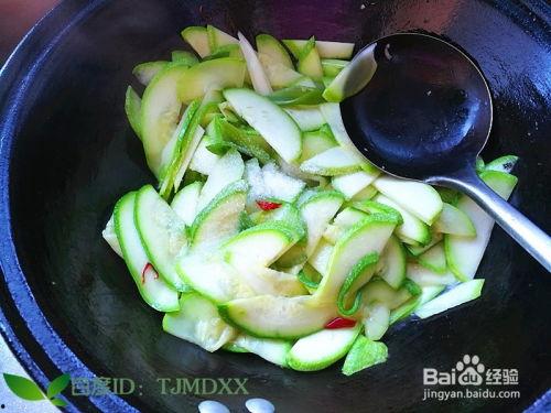 客运段吃瓜,揭秘列车上的欢乐时光  第2张